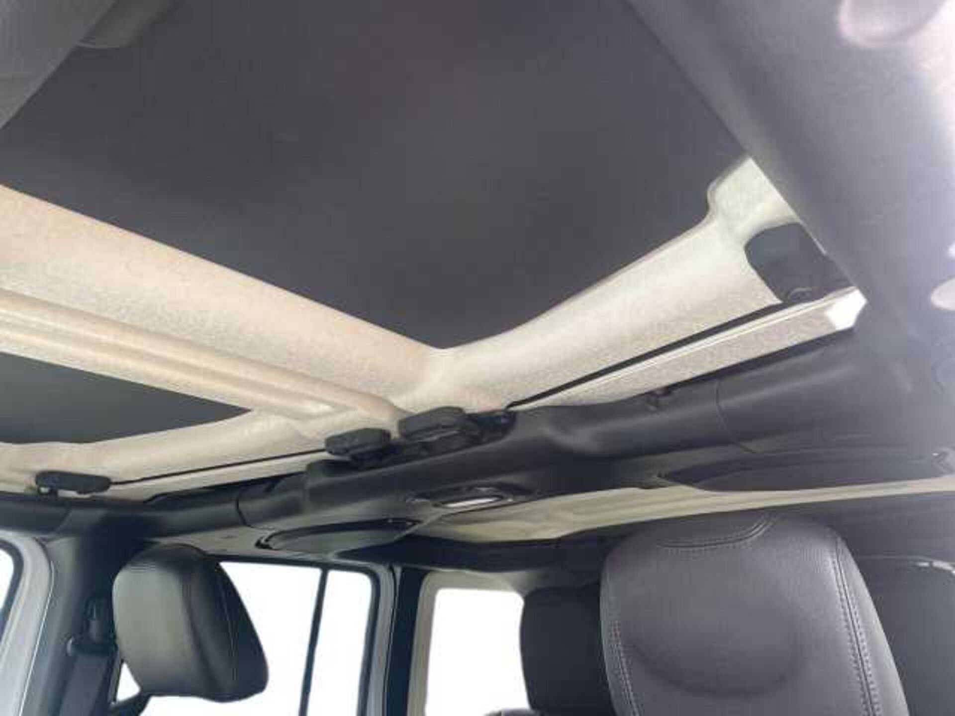 Jeep Wrangler 2.1l - white