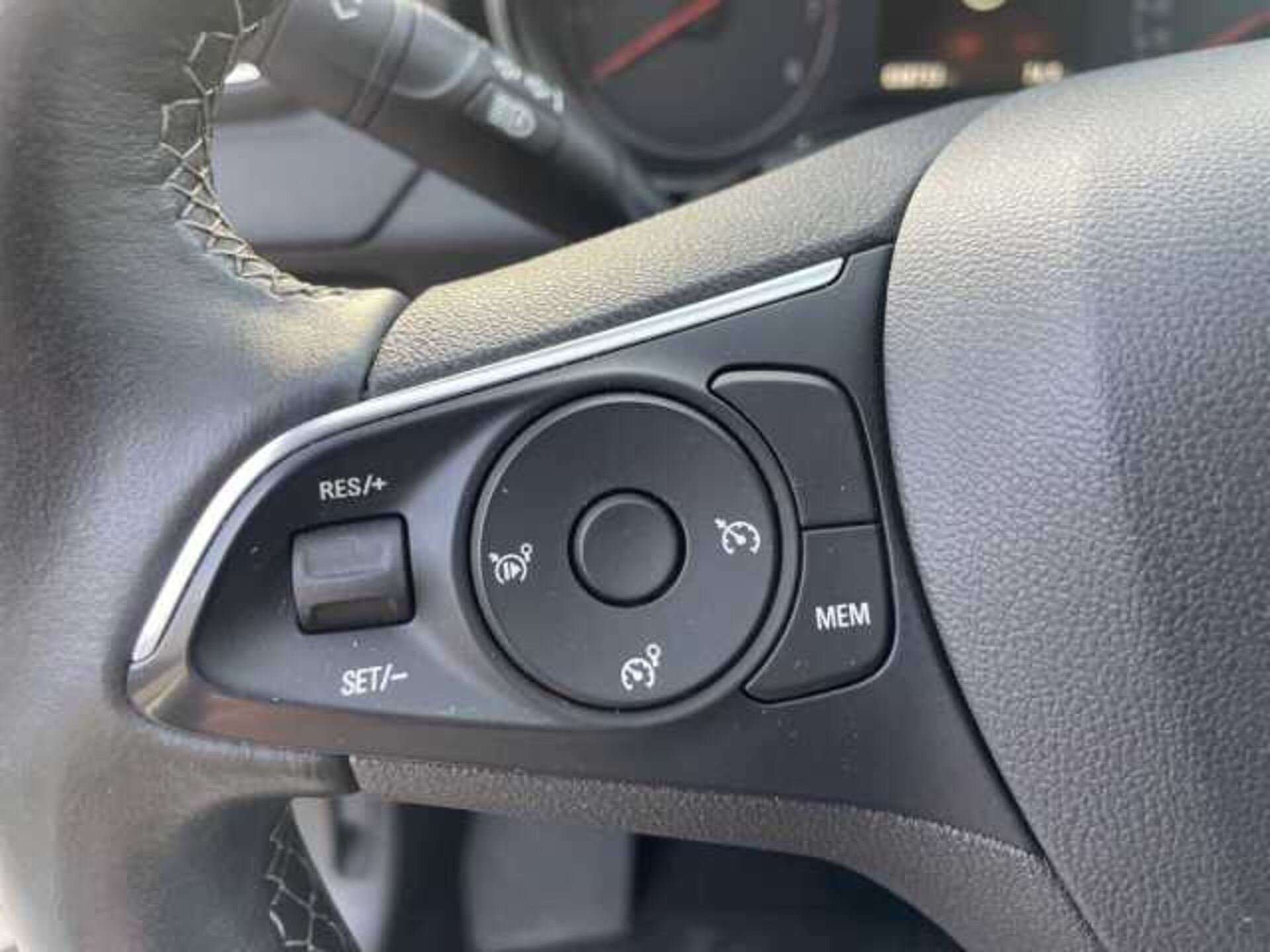 Opel Grandland X 1.5l - white