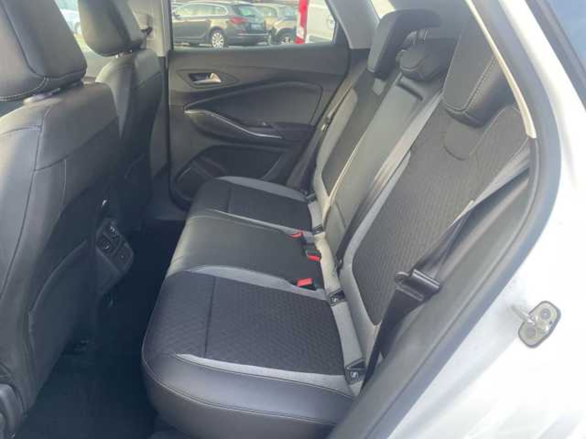 Opel Grandland X 1.5l - white