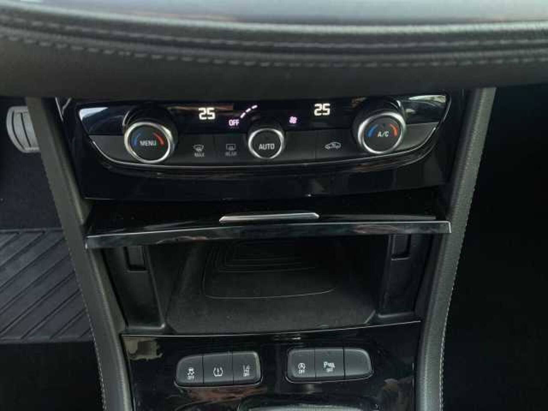 Opel Grandland X 1.5l - white